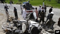 Warga Afghanistan berkerumun di dekat lokasi pasca ledakan bom pinggir jalan (foto: dok). Serangan bom pinggir jalan di provinsi Khost menewaskan 6 orang hari Minggu (11/11).
