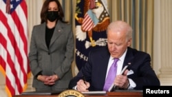 AQSh Prezidenti Jo Bayden irqiy tenglikka oid farmonlarga imzo chekmoqda, Vashington, AQSh, 2021-yil, 26-yanvar.