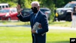 Predsednik Sjedinjenih Država Džo Bajden pred ulazak u predsednički helikopter, 2. juna 2021. (Foto: AP)