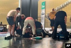 صحنه حمله به سلمان رشدی