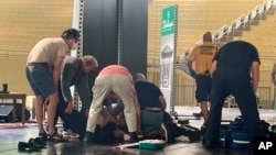 لحظاتی پس از حمله به سلمان رشدی با ضربات چاقو 