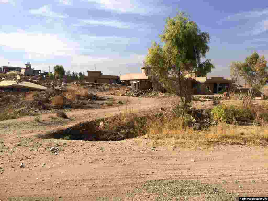 In the town of Hassan Sham many homes still stand after Islamic State fighters were pushed out, but bombs and booby traps prevent people from going home. October 21, 2016. (H.Murdock/VOA)