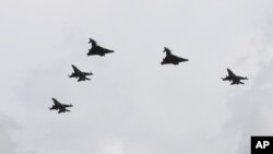 지난 17일 이스라엘 F-16 전투기가 독일 유로파이터 전투기의 호위를 받으며 독일 두얼렌(Dueren) 지역 노얼벤이치(Noervenich) 공군기지를 향해 비행하고 있다.