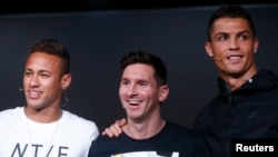 Neymar, Lionel Messi et lristiano Ronaldo lors d’une conférence de presse à Zurich, Suisse, 11 janvier 2016.