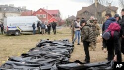 Tela ubijenih civila u Buči, april 2022.