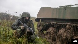 Seorang tentara Rusia sedang mengikuti latihan militer di dekat Kaliningrad, Rusia, 18 September 2017.