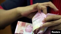 
Survei yang dilakukan LSI pada 11-14 Desember 2020 menunjukkan masih ditemukan politik uang di Pilkada serentak tersebut. (Foto: Reuters/Beawiharta)