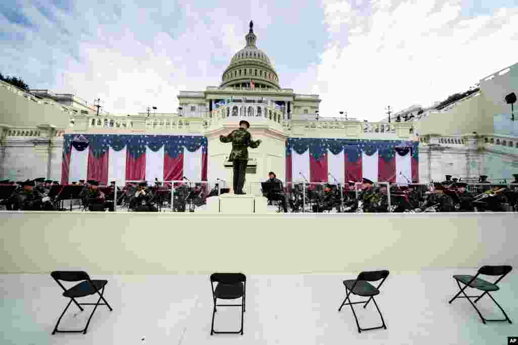 미국 군악대가 지난 18일 워싱턴 연방 의사당 앞에서 조 바이든 대통령 당선인의 취임식 리허설을 했다. 