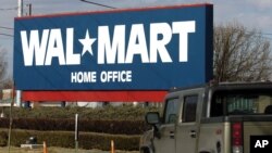 Suasana di tempat parkir kantor pusat Walmart Stores Inc. di Bentonville, Arkansas. (Foto: dok). Jaringan toko terbesar dunia ini telah memerintahkan inspeksi 279 pabrik pemasoknya di Bangladesh.