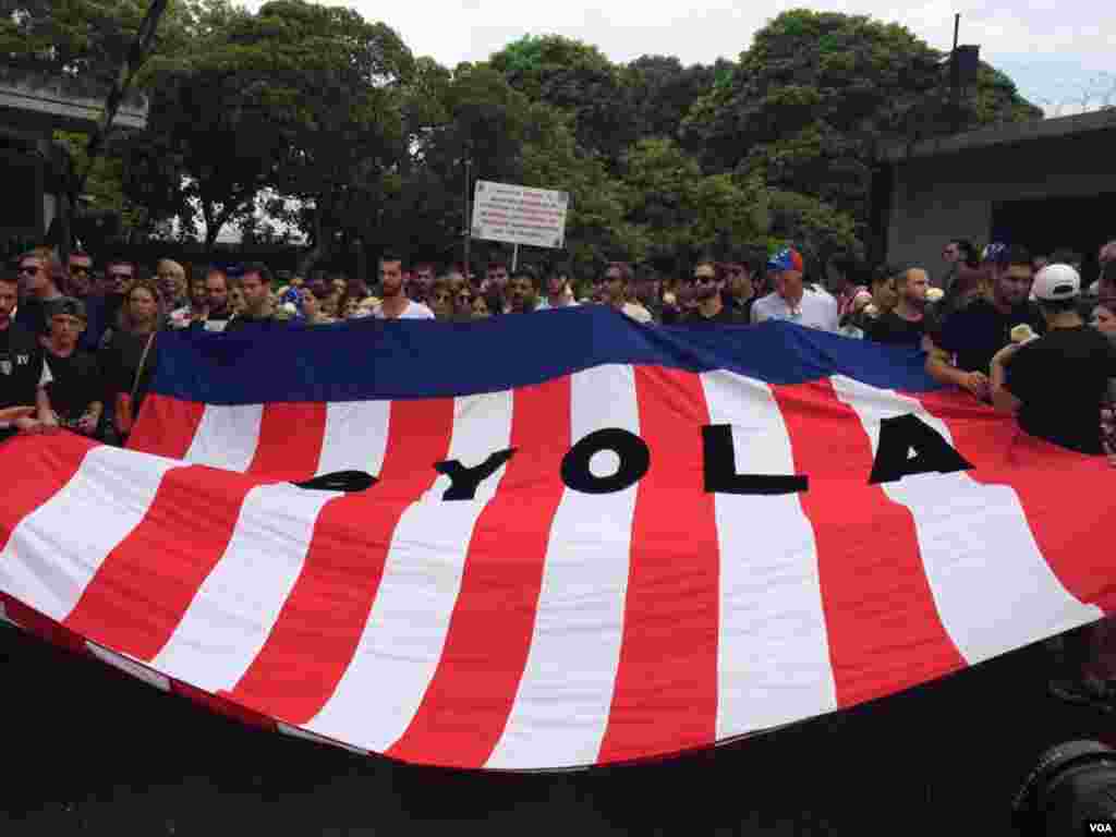 Los acompañantes de Castillo entonaron el Himno Nacional cuando su cuerpo fue retirado para trasladarlo a la morgue.