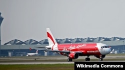 Pesawat AirAsia Airbus A320 (Foto: dok). Pesawat AirAsia dengan nomor penerbangan QZ-8501 hilang kontak dengan menara pengawas 42 menit setelah tinggal landas dari dari Bandara Juanda Surabaya sekitar jam 5.35 AM menuju Singapura, Minggu pagi (28/12).