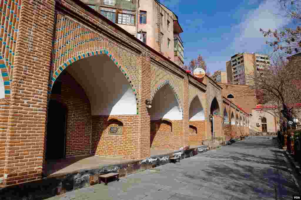 Ko&#39;k Machit madrasasida fors tili o&#39;qitiladi. Yerevan, Armaniston