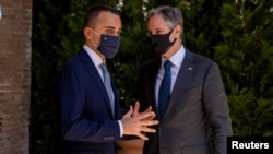 Američki državni sekretar Entoni Blinken (D) razgovara sa italijanskim šefom diplomatije Luiđijem Di Majom u Rimu (Foto: Andrew Harnik/Pool via Rojters)