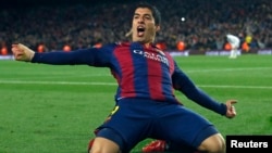 Luis Suarez de Barcelone jubile après avoir marqué un but contre le Real Madrid lors du "Clasico" au stade Camp Nou à Barcelone, le 22 mars 2015. 