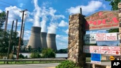 Pembangkit listrik tenaga batu bara di kota Winfield, West Virginia, terlihat dari kota Poca (foto: ilustrasi). 
