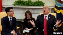 ប្រធានាធិបតី​សហរដ្ឋអាមេរិក​ ដូណាល់​ ត្រាំ ថ្លែង​នៅ​ជិត​លោក Ji ដែល​ជានិស្សិត​ផ្នែក​ច្បាប់នៅ​សាកល​វិទ្យាល័យ ​Dongguk ​នៅ​សេតវិមាន​ក្នុង​រដ្ឋធានី​វ៉ាស៊ីនតោន​កាលពី​ថ្ងៃទី​០២ កុម្ភៈ ២០១៨។