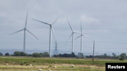 Turbin angin darat di Ladang Angin Little Cheyne Court di Dungeness, Inggris, 10 Juli 2024. (Chris J. Ratcliffe/REUTERS)