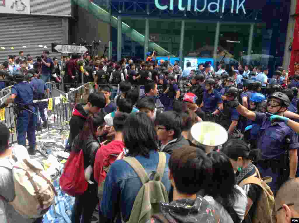 香港警方星期三上午展开强行清场行动（美国之音海彦 拍摄)。