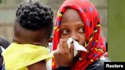 Para kerabat yang berduka setelah mengetahui orang terkasih terbunuh dalam serangan di sebuah kompleks perhotelan mewah di Nairobi, Kenya, 16 Januari 2019.