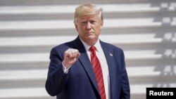 ប្រធានាធិបតី​សហរដ្ឋ​អាមេរិក ដូណាល់ ត្រាំ ធ្វើ​កាយវិការ​ទៅ​កាន់​សារព័ត៌មាន នៅ​សេត​វិមាន កាល​ពី​ថ្ងៃ​ទី​២៦ កញ្ញា ២០១៩។