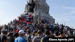 ក្រុមបាតុករ​ប្រឆាំង​​នឹង​រដ្ឋាភិបាល បាន​ប្រមូលផ្តុំគ្នា​នៅ​វិមាន Maximo Gomez នៅ​​រដ្ឋធានី​ឡាហាវ៉ាន​​​នៃ​ប្រទេស​គុយបា កាលពី​ថ្ងៃទី១១ ខែកក្កដា ឆ្នាំ២០២១។