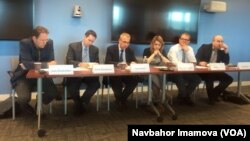 Jorj Vashington universitetida o'tgan ekspert muhokama: Jon Xezersho, Devid Montgomeri, Devid Luis, Marlen Laruel, Noa Taker va Maykl Xoll