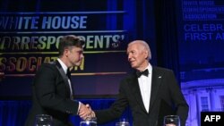 Predsednik Džo Bajden pozdravlja se sa komičarem Kolinom Džostom na večeri za dopisnike iz Bele kuće u Vašingtonu, 27. aprila 2024. (Foto: AFP/Brendan SMIALOWSKI)
