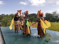 Anggota Aliansi Waria Peduli Yogyakarta menggelar pentas seni dari berbagai lokasi di Yogyakarta. (foto: PKBI DIY)