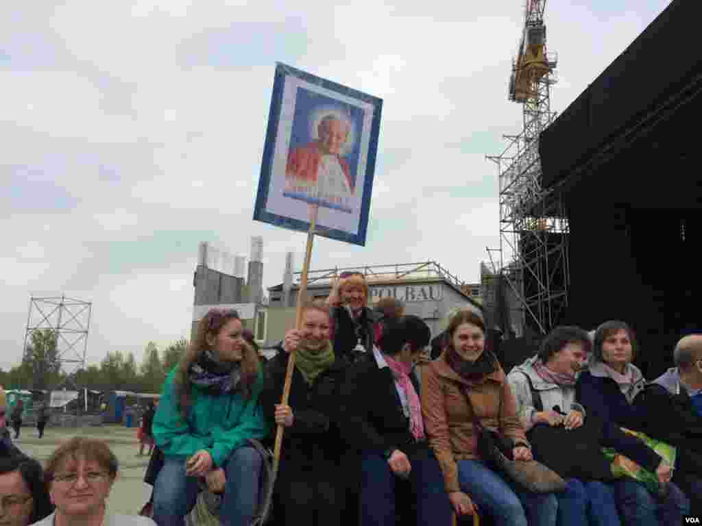 A group of people wait for the Vatican&#39;s telecast ceremony to begin, Crakow, Ukraine, April 27, 2014. (Jerome Socolovsky/VOA)