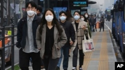 Ljudi u Seulu, Južnoj Koreji, nose maske i napolju 