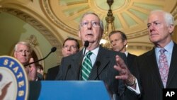 미치 맥코넬 미 상원 공화당 원내대표(가운데)가 9일 대북한 제재 법안에 관한 비공개 회의를 마친 후, 다른 의원들과 함께 기자회견에 참석했다.