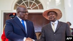 Mokonzi ya RDC Félix Tshisekedi (G) apesani mbote na mokonzi ya Uganda Yoweri Museveni na Entebbe, Uganda, 9 novembre 2019. (Photo by 