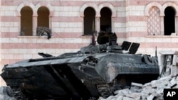 Một chiếc xe tăng đã bị hư hại của quân đội Syira trong thị trấn Azaz, cách miền bắc Aleppo 20 đặm