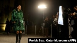 La mannequin libano-australienne, Jessica Kahawaty, arrive à l'exposition du designer américain Virgil Abloh à Doha, la capitale du Qatar, le 4 novembre 2021.