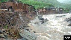 지난 2007년 8월 북한 황해북도 신평군에서 폭우와 산사태로 집들이 파괴됐다. 당시 북한의 요청으로 국제사회의 지원이 이뤄졌다.