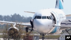 Pesawat EgyptAir yang dibajak di bandara Larnaca, Siprus, Selasa (29/3).