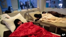 Pasien sebuah rumah sakit di Sanaa, Yaman, dirawat karena infeksi kolera, 15 Mei 2017. (Foto: dok).