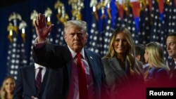 美国共和党总统候选人唐纳德·特朗普在佛罗里达州西棕榈滩的会议中心举行的选举之夜向支持者挥手致意。(2024年11月6日)