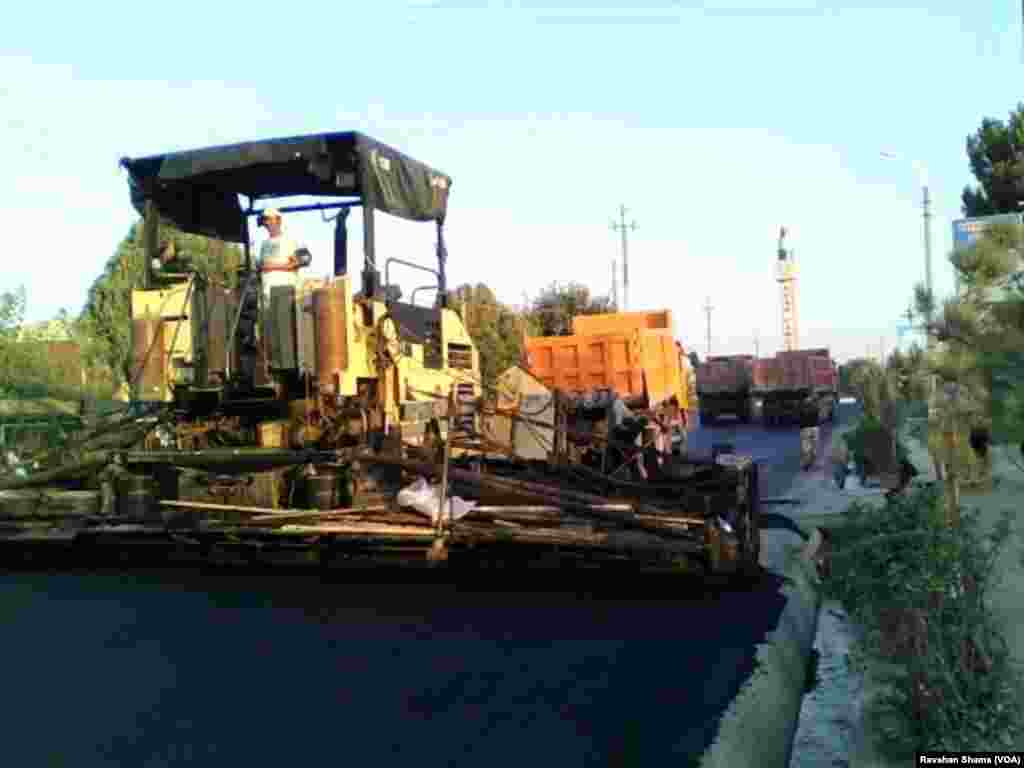 Xitoylik yo&#39;lsozlar nohiya markaziga olib kiruvchi yo&#39;lni yangilamoqda.