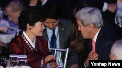 박근혜 대통령과 존 캐리 미 국무장관이 14일 워싱턴에서 열린 한미 우호의 밤 행사에서 환담 하고 있다. 