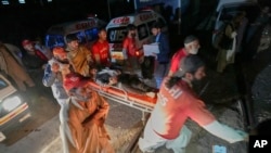 زخمی کس چې د اورګاډي نه ژغورل شوی او هسپتال ته د منتقل کېدو په حال کې دی