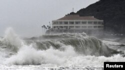 Gelombang tinggi melanda pantai di Miyazaki, barat daya Jepang seiring dengan datangnya badai tropis Krosa, Selasa, 13 Agustus 2019. (Foto: Kyodo via Reuters)