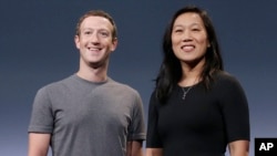 Mark Zuckerberg dan istrinya Priscilla Chan dalam sebuah acara di San Francisco. (Foto: Dok)