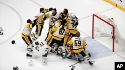 Slavlje hokejaša Pitsburga posle sinoćnje pobede u Nešvilu i osvajanja Stenli kupa