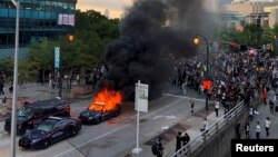Zapaljen policijski automobil na protestu u Atlanti, 29. maj 2020.