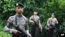 Polisi berpatroli di daerah dekat sebuah rumah yang dipakai sebagai tempat persembunyian tersangka militan menyusul penggerebekan di Ciputat, Jakarta, 1 Januari 2014. 