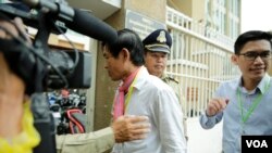 អតីត​អ្នក​សារព័ត៌មាន​​វិទ្យុ​អាស៊ី​សេរី​ប្រចាំ​រាជធានី​ភ្នំពេញ លោក យាង សុធារិន្ទ (ស្តាំ) និង​លោក អ៊ួន ឈិន (ឆេ្វង) បាន​មកដល់​សាលា​ដំបូង​រាជធានី​ភ្នំពេញ​កាល​ពី​ថ្ងៃ​សុក្រ​ទី​៣០ ខែ​សីហា ឆ្នាំ​២០១៩។ (ទុំ ម្លិះ/VOA Khmer)