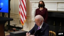 Président Joe Biden azali kotia manzaka na mikano mya ye mya yambo na Maison Blanche, Washington, Etats-Unis, 21 janvier 2021.