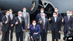 지난 6일 한국에 이어 타이완을 방문한 미국 민주당 소속 태미 덕워스 상원의원과 크리스 쿤스 상원의원, 공화당 소속 댄 설리번 상원의원 등 의회 대표단.