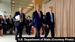 Dari kiri ke kanan: Wakil Perdana Menteri left, U.S. Undersecretary of State for Political Affairs Thomas Shannon, Secretary of State John Kerry and British Foreign Secretary Philip Hammond arrive at the Grand Prince Hotel in Hiroshima, Japan, for the G-7 ministerial meeting, April 10, 2016.